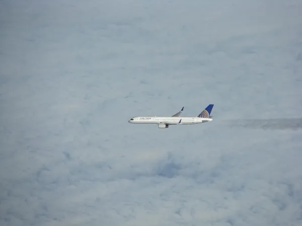 Passing below us on a flight to Toronto: a United Airlines Boeing 757